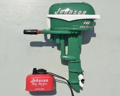 Miniature Outboard, Green 1955 Johnson 10 HP, view 2